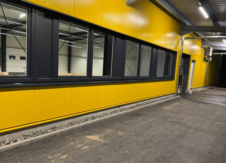 Gereinigte Verkehrsfläche und Fassade eines Gewerbeobjekts