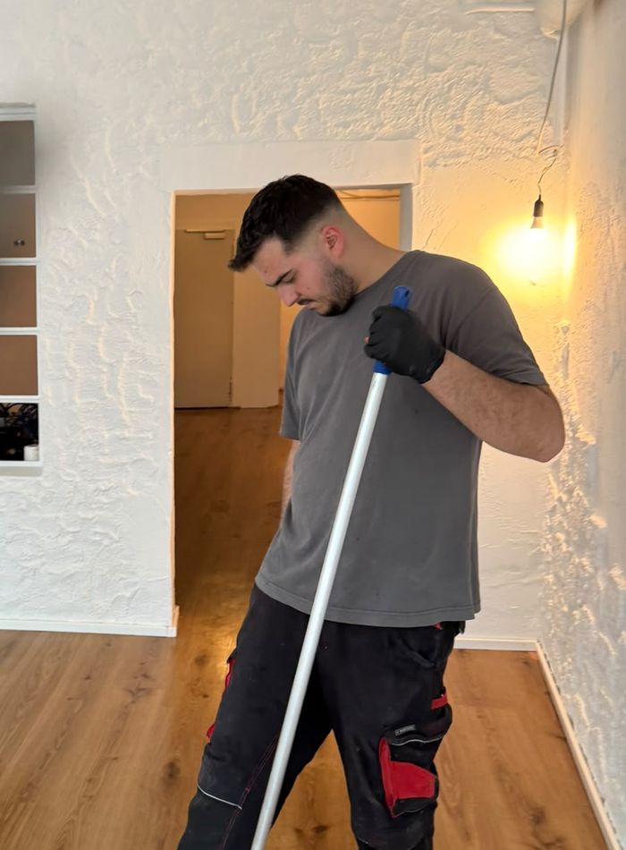 DICAM-Mitarbeiter bei der Bodenpflege in einem Innenraum