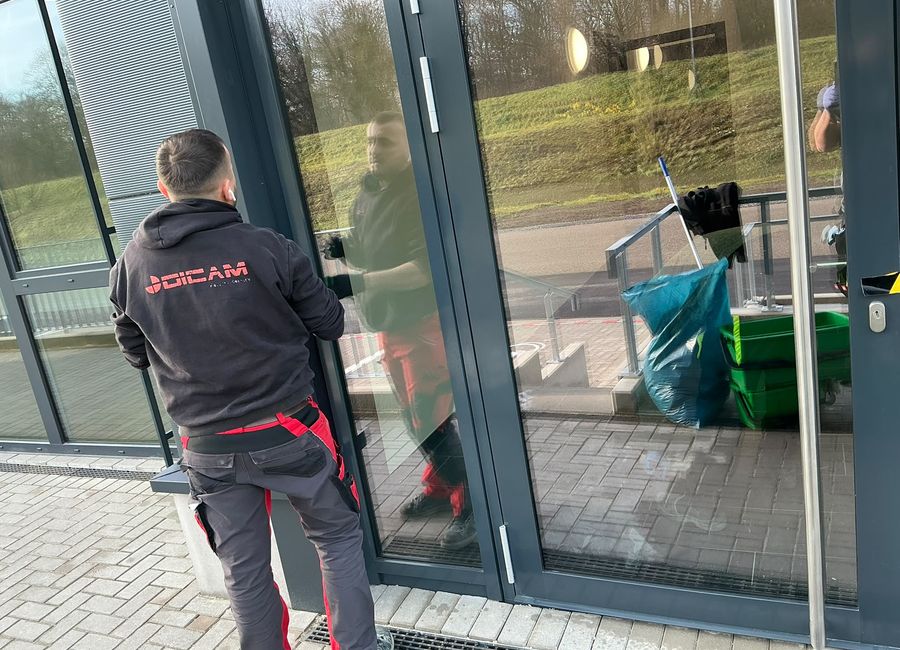 Reinigung einer Glasfassade am Eingangsbereich