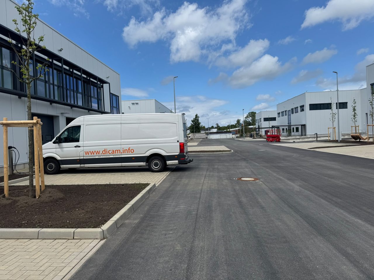 Firmenfahrzeug der DICAM Facility Service vor einem Gewerbeobjekt